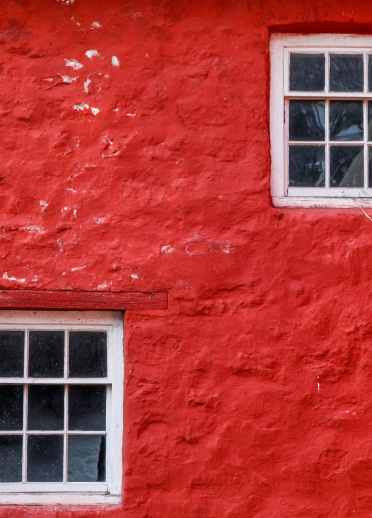 Golygfa agos o ffenestri a muriau coch Ffermdy Kennixton, Amgueddfa Werin Cymru, Sain Ffagan