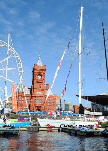 Bae Caerdydd o'r dŵr, yn cynnwys Adeilad y Pierhead, y Senedd, cychod ac olwyn fawr o'r ffair