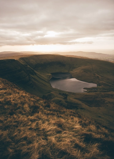 Llun o Lyn y Fan Fach yn edrych lawr o'r mynydd