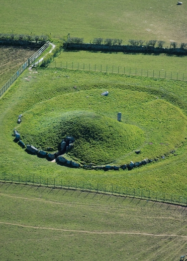 Siambr gladdu Bryn Celli Ddu oddi uchod.