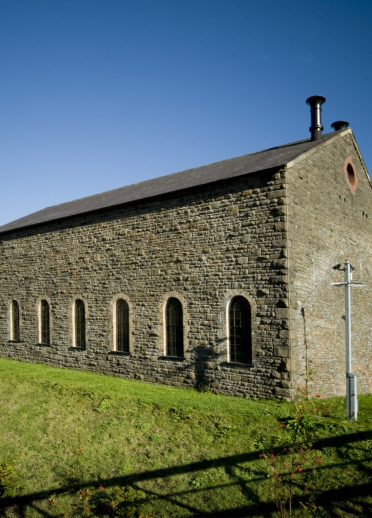 golygfa allanol o adeilad carreg.
