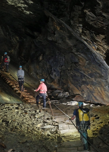 Timau’n cerdded ar un o’r pontydd tanddaearol ym mhrofiad Go Below Xtreme.