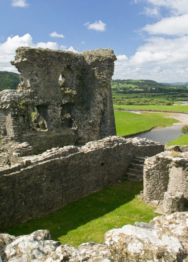 Golygfa o adfeilion Castell