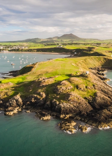 Golygfa o'r morlin gyda chychod yn y môr