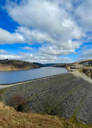 Llyn hardd yn yr heulwen.