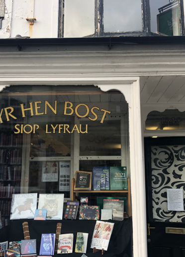 Ffenestr siop lyfrau.