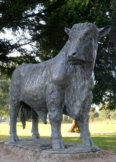 Cerflun metel o darw mewn parc.