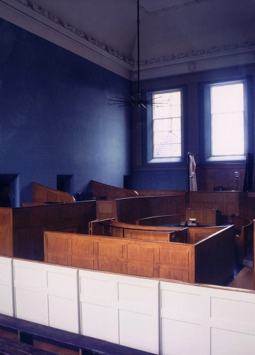 Ystafell mewn llys traddodiadol gyda dodrefn pren.