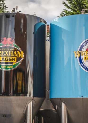 Casgenni bragu metel Wrexham Lager. Mae un du ac un glas.
