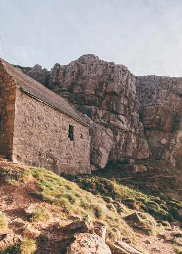 Capel bychan, carreg ar lan clogwyn.
