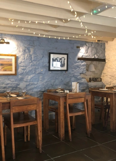Llun o du mewn i fwyty tafarn y Britannia Inn.