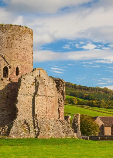 adfeilion castell a llys.