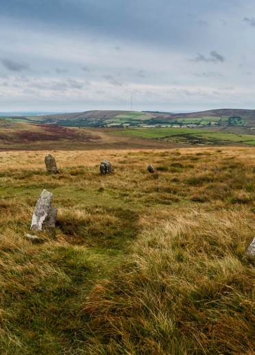 Casgliad o gerrig neolithig ar Fynyddoedd y Preseli, yn edrych draw at gopa Carn Menyn