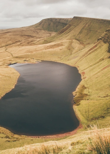Llyn y Fan Fach o'r awyr, gyda'r bryniau ar y dde