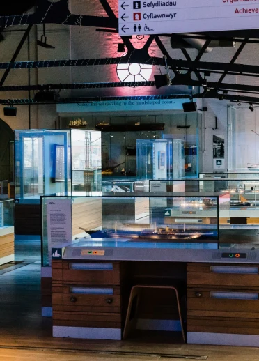 cypyrddau arddangos mewn amgueddfa.