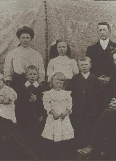 Teulu Hedd Wyn yn cael llun o'r teulu, gyda chwech oedolyn a phump o blant