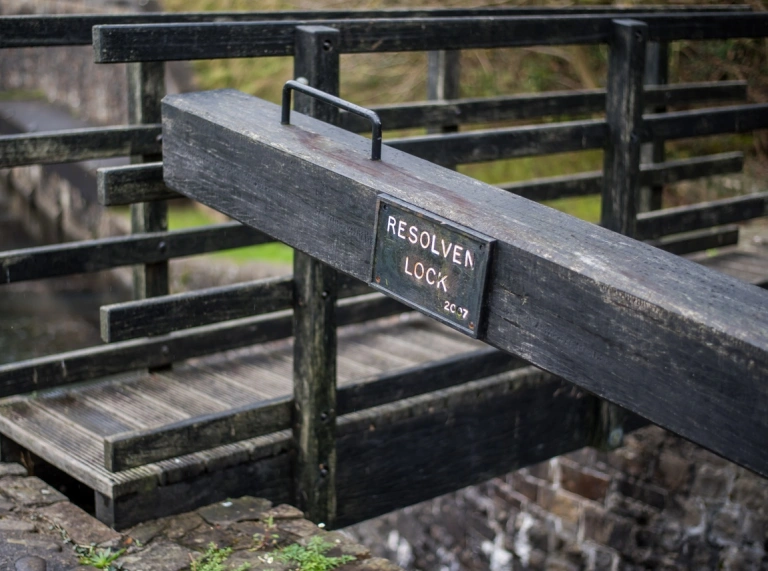 Llun agos o hen glwyd loc ar Gamlas Castell-nedd 