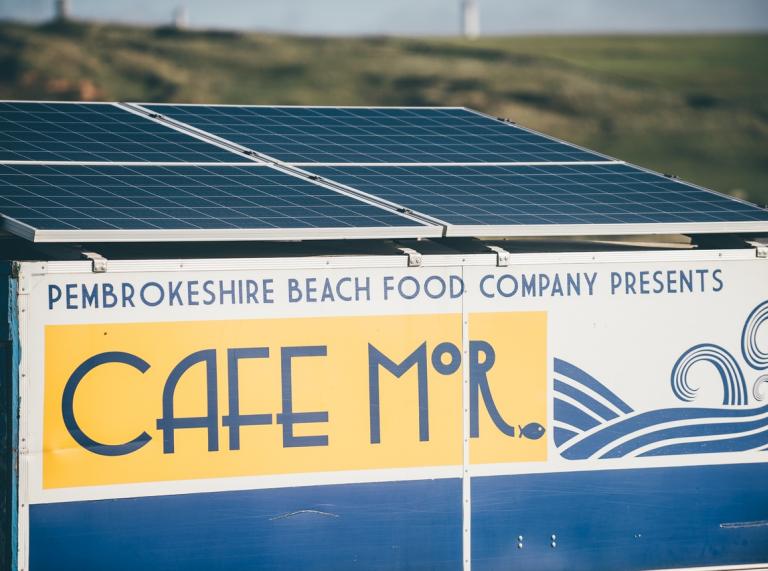 Paneli solar ar do caffi’r Pembrokeshire Beachfood Company.