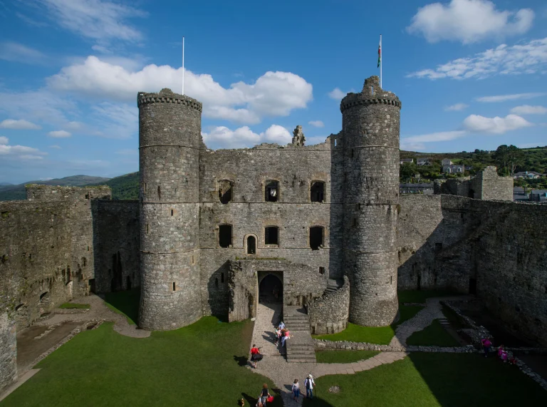 Golygfa o Gastell Harlech wedi'i thynnu o furiau'r castell.