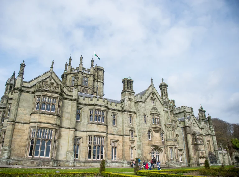 Llun o'r tu allan i Gastell Margam