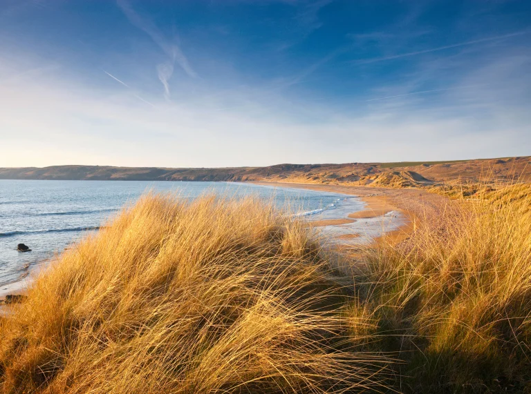 Traeth Freshwater West gyda'r llun wedi ei dynnu o ganol y twyni tywod