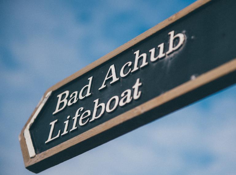 Arwydd'This way to the lifeboat' yn Ninbych-y-pysgod.