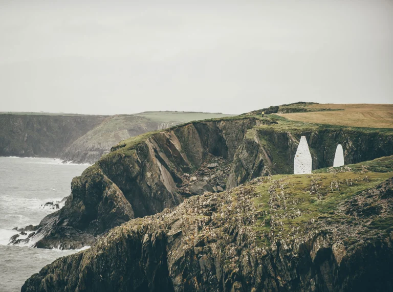 Llun wedi ei dynnu o lwybr yr arfordir yn dod i fyny at y creigiau gwyn sy’n nodi harbwr Porthgain.