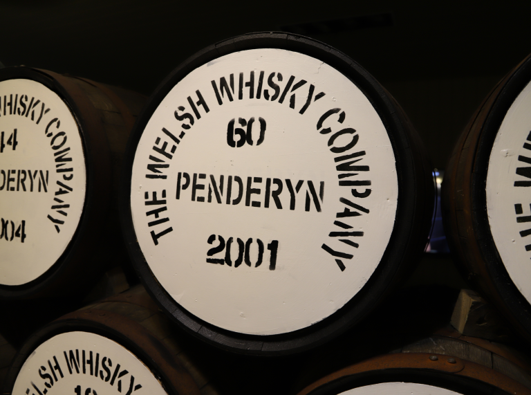 Casgenni wisgi yn Penderyn.