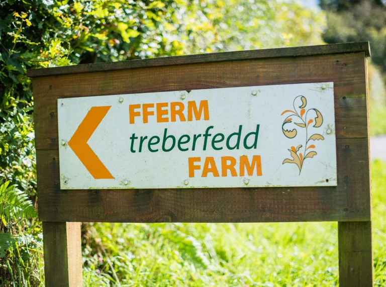Arwydd Fferm Treberfedd