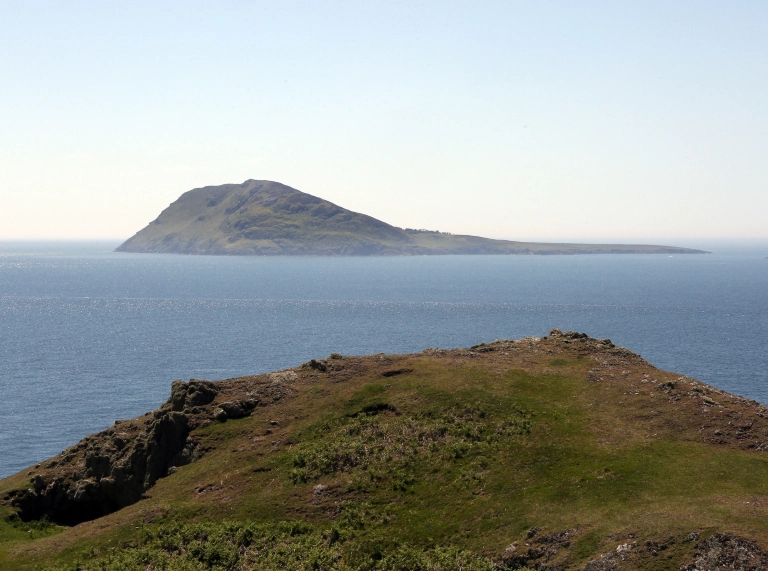 Edrych dros y môr tuag at Ynys Enlli o'r tir mawr ym Mhen Llŷn