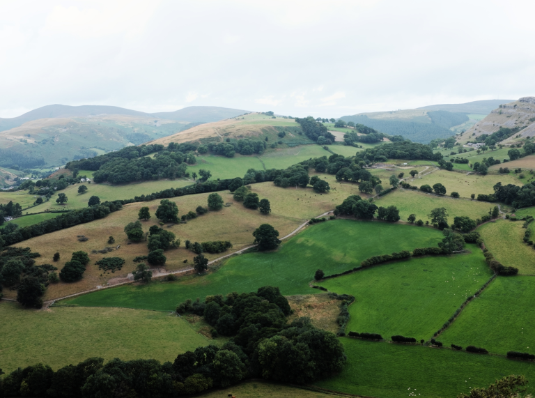 Yr olygfa o Gastell Dinas Brân, Bryniau Clwyd