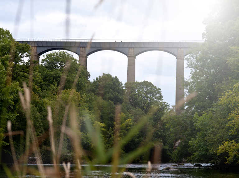 Edrych i fyny ar Draphont Pontcysyllte - Safle Treftadaeth y Byd.