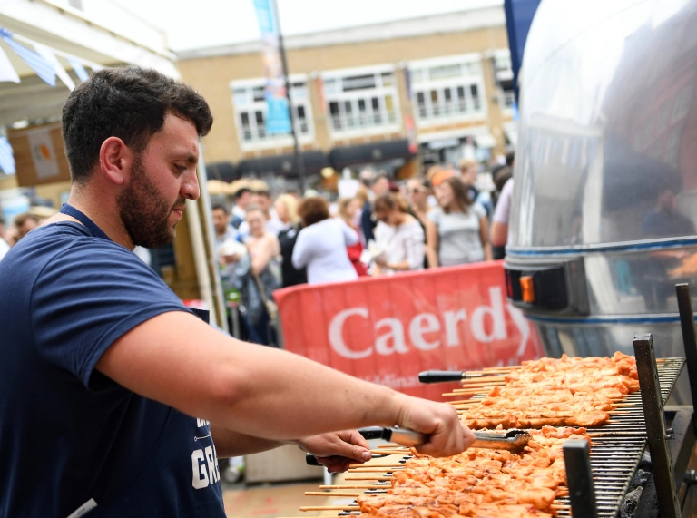 Coginio byw ar stondin fwyd yng Ngŵyl Fwyd Ryngwladol Caerdydd