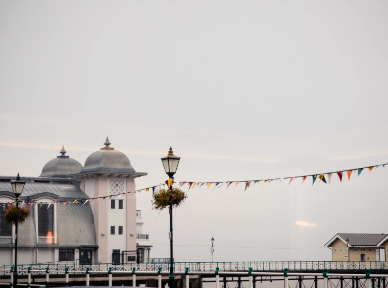 Llun o Bafiliwn Penarth a'r pier