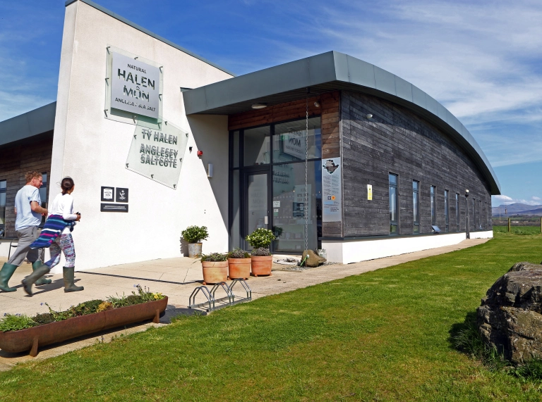 Llun o'r tu allan i Dŷ Halen a chanolfan ymwelwyr Halen Môn