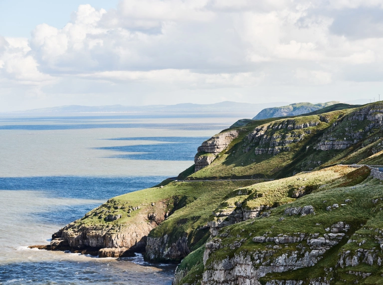 Llun o Ben y Gogarth a'r môr