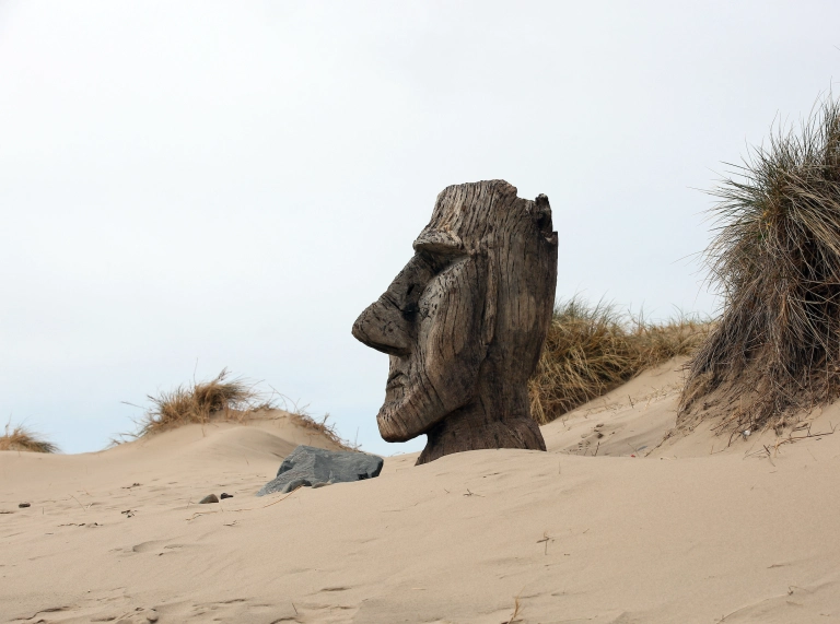 Cerflun ar y traeth