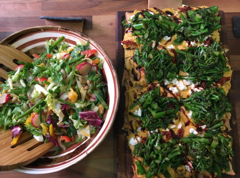 Llun o salad a pizza