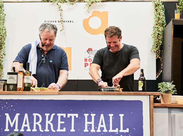Dau gogydd, Stephen Harris a Matt Tebbutt, yn gwneud arddangosiad coginio