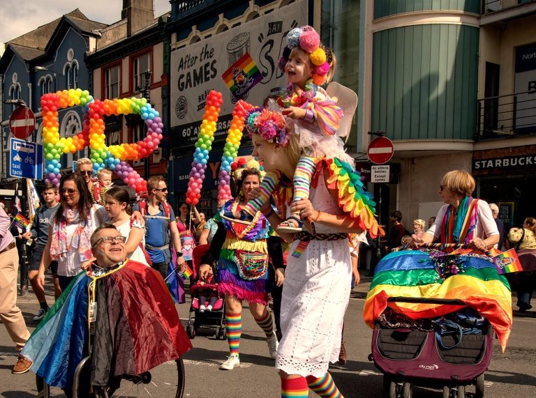 Parêd lliwgar yn Pride Cymru