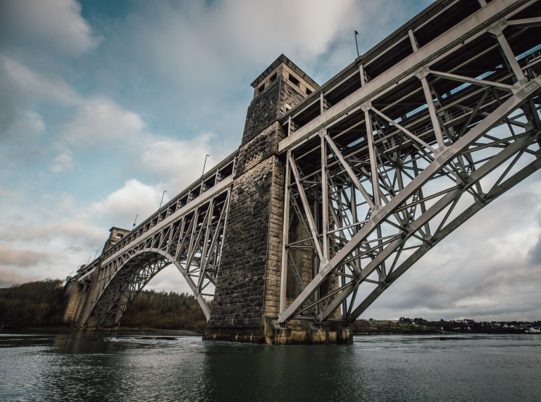 Pont Britannia o’r gwaelod, ar Afon Menai.