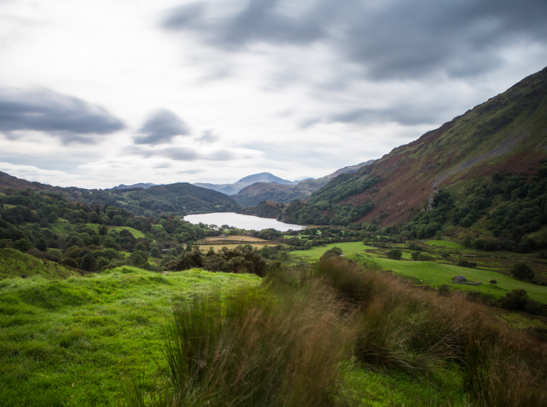 Llyn Gwynant ar ddiwrnod cymylog