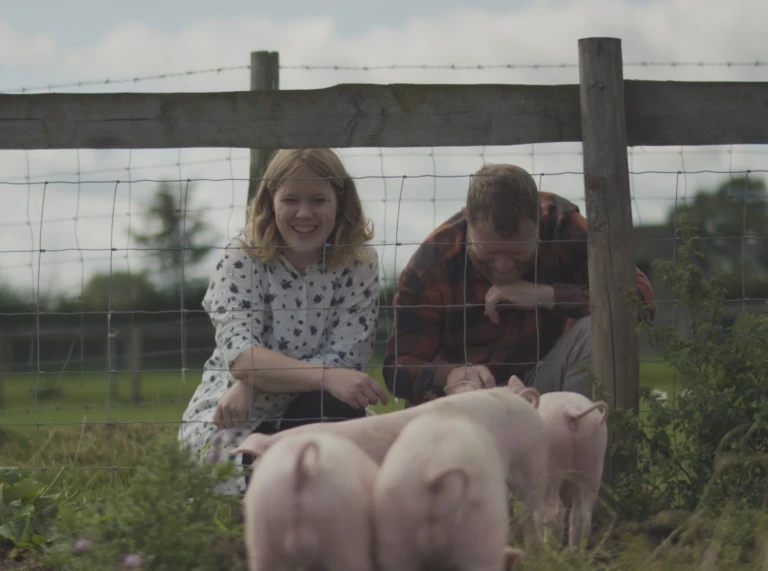 Nina a Joe Howden gyda moch bach yn fferm Humble By Nature