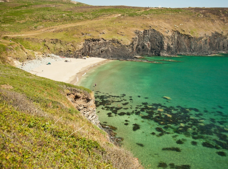 Cildraeth arfordirol tywodlyd rhwng clogwyni.