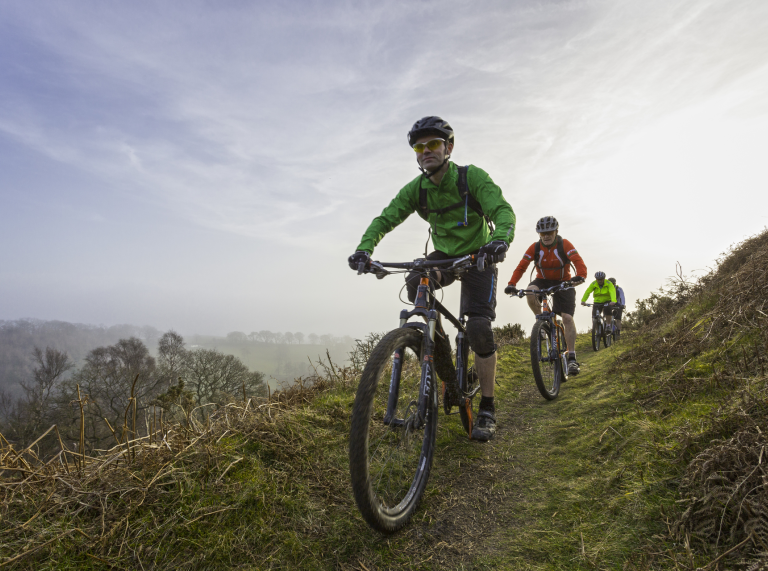 Beicwyr mynydd ar lwybr drwy gefn gwlad.