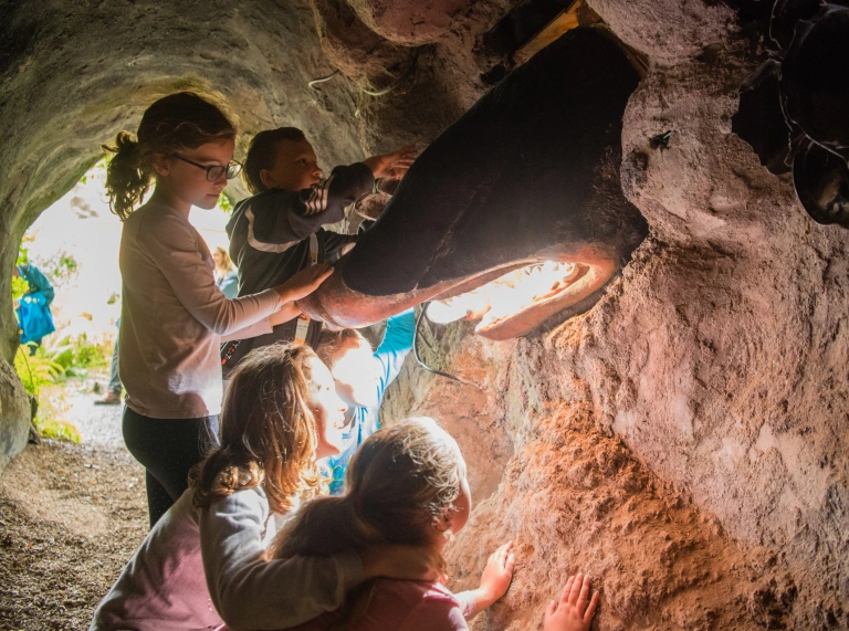Plant yn cwrdd â gwahadden enfawr mewn twnnel mewn ogof.