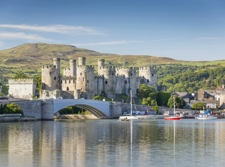 Golygfa yn edrych dros y dŵr tuag at Gastell Conwy