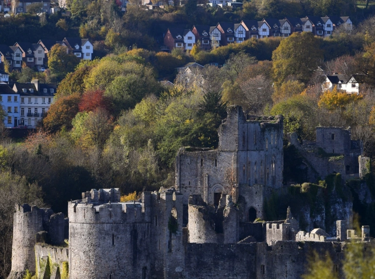 Golygfa o Gas-gwent yn dangos castell a thai’r dref.
