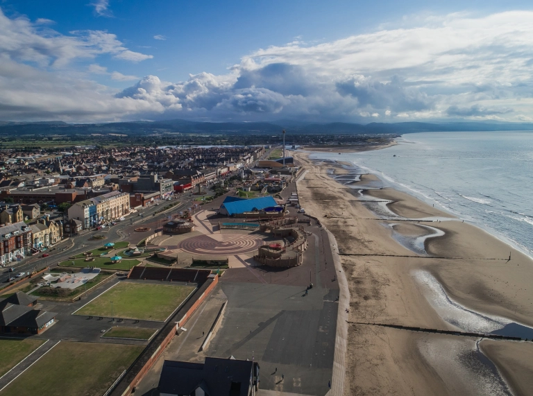 Golwg o lan môr y Rhyl oddi fry.