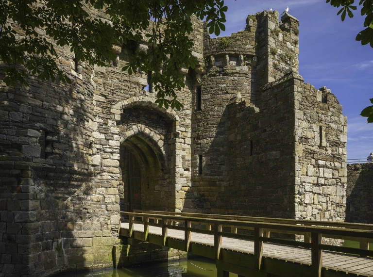 Pont fynedfa yn mynd i mewn i gastell.
